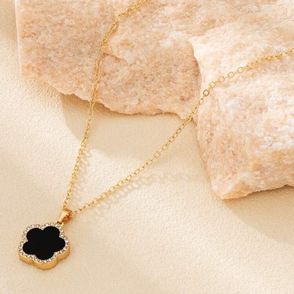 NWT Trends 1pc Lucky Clover Pendant
Women's Necklace With Rhinestone,